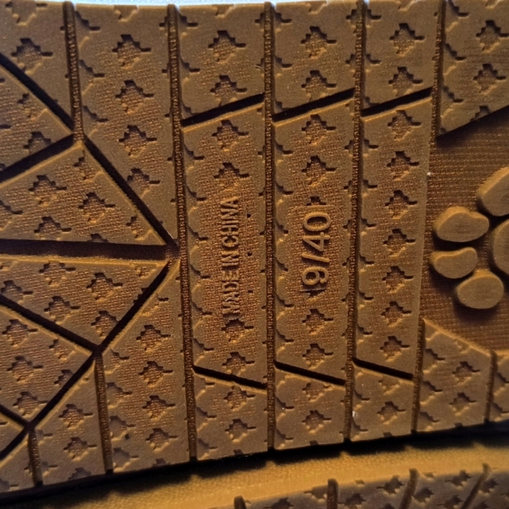 Women's Dawgs winter boots size 9 in medium brown.